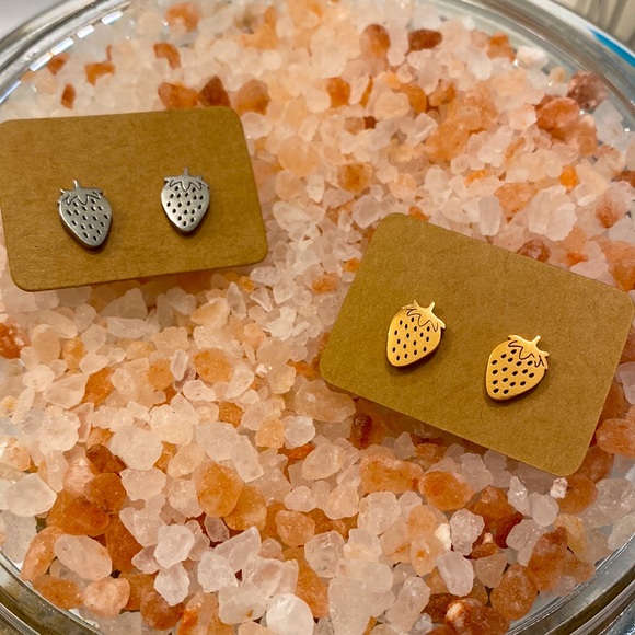 New “You are the straw to my berry” Earrings - Picture 2 of 3